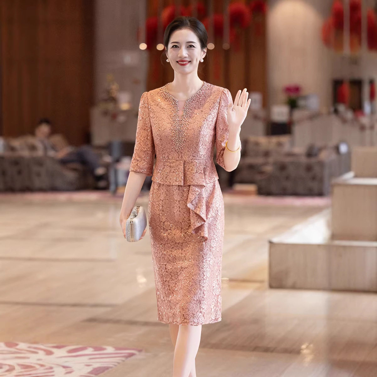 2026春新款年轻妈妈礼服裙蕾丝杏粉红色婚庆婚宴喜婆婆连衣裙高端