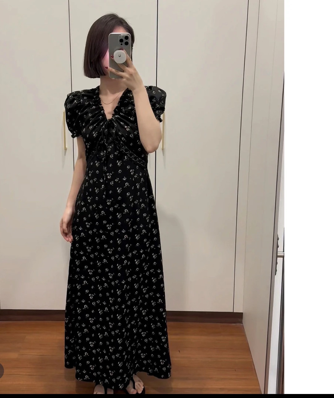 法式v领黑色碎花连衣裙女2025年新款高级感收腰气质度假中长裙子