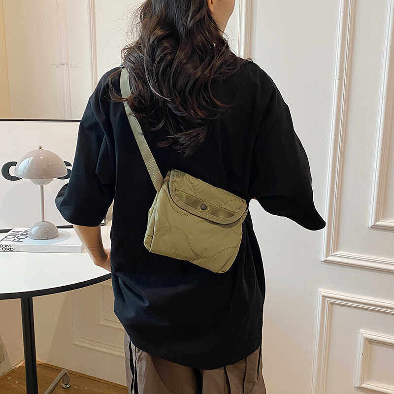 2024早春新款小众设计感轻便尼龙衔缝绣线斜挎包女百搭慵懒风包包