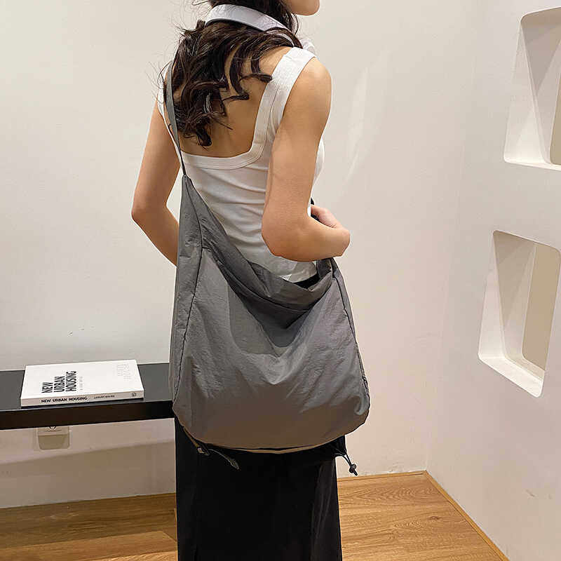 小众新款女大容量超薄日系休闲斜挎包高级感轻便水洗布日常单肩包