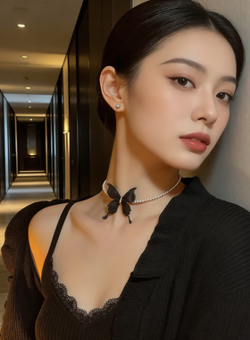新款甜美气质珍珠立体黑蝴蝶项链饰品女小众高级感choker颈链项圈