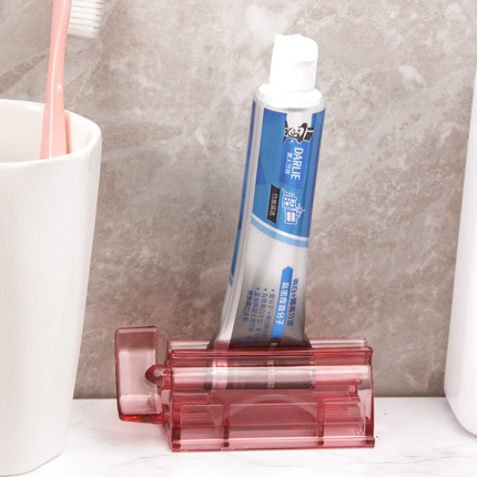 日本挤牙膏神器牙膏收纳夹子置物架挤小样手动护手霜洗面奶挤压器