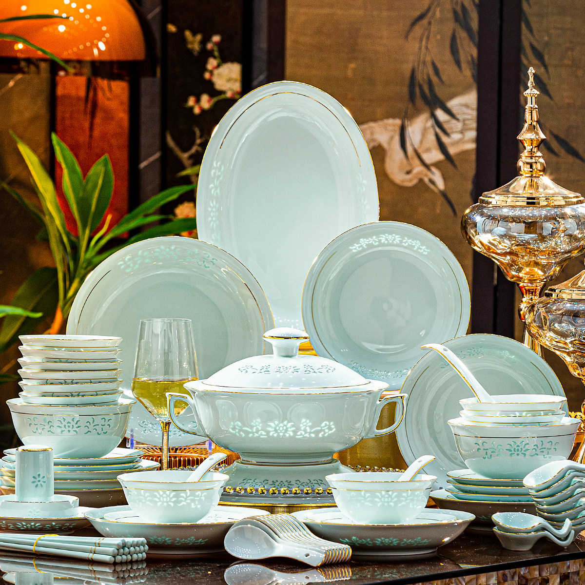 景德镇碗碟套装家用4人6人青瓷玲珑瓷餐具新款中式高端乔迁碗盘