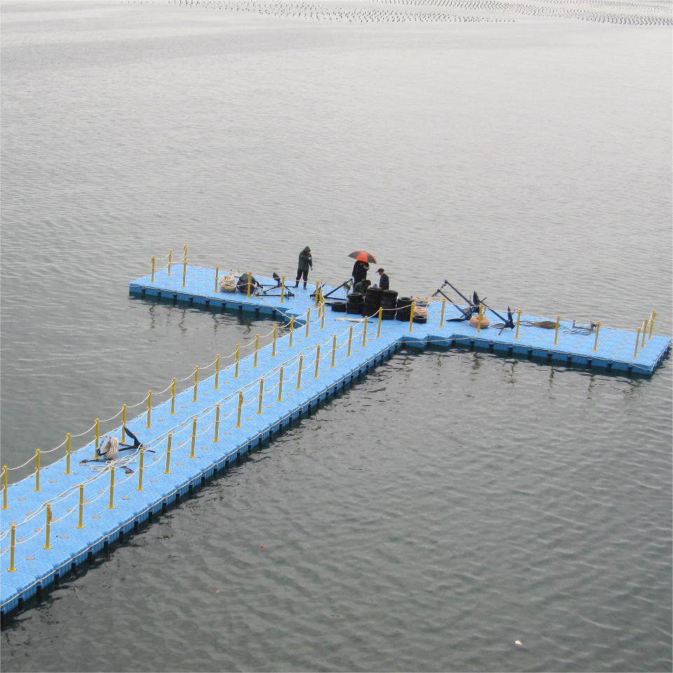 水上摩托艇码头停靠海上冲浪浮桥塑料浮筒浮台靠船游艇泊位码头