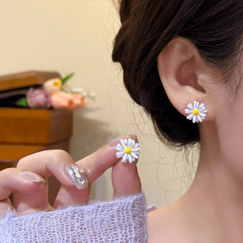 超仙小雏菊耳钉女2025新款爆款小众设计感耳环高级感百搭气质耳饰