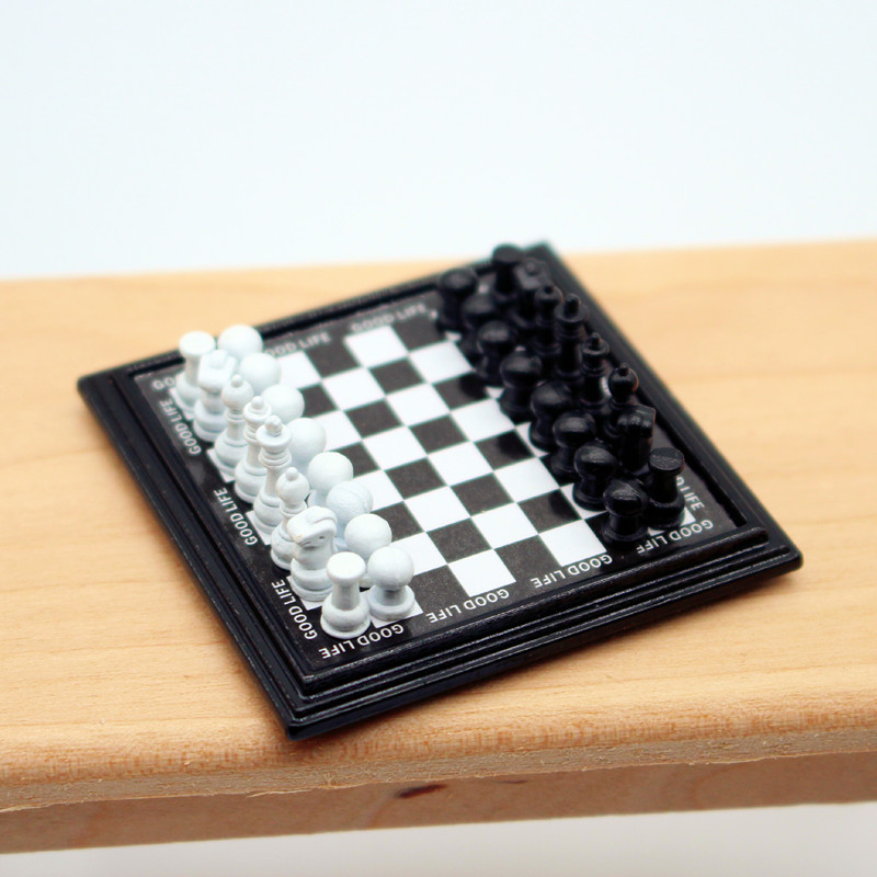Dllhouse 迷你娃娃屋 微缩 国际象棋 黑桌棋盘磁吸 摆件食玩模型
