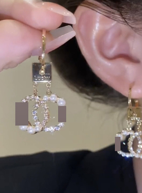 高级感小香风珍珠字母耳环女春夏轻奢气质百搭耳钉耳饰2025年爆款