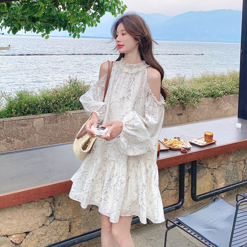 小众绝美露肩挂脖连衣裙女夏2025新款海边度假高级感雪纺碎花裙子