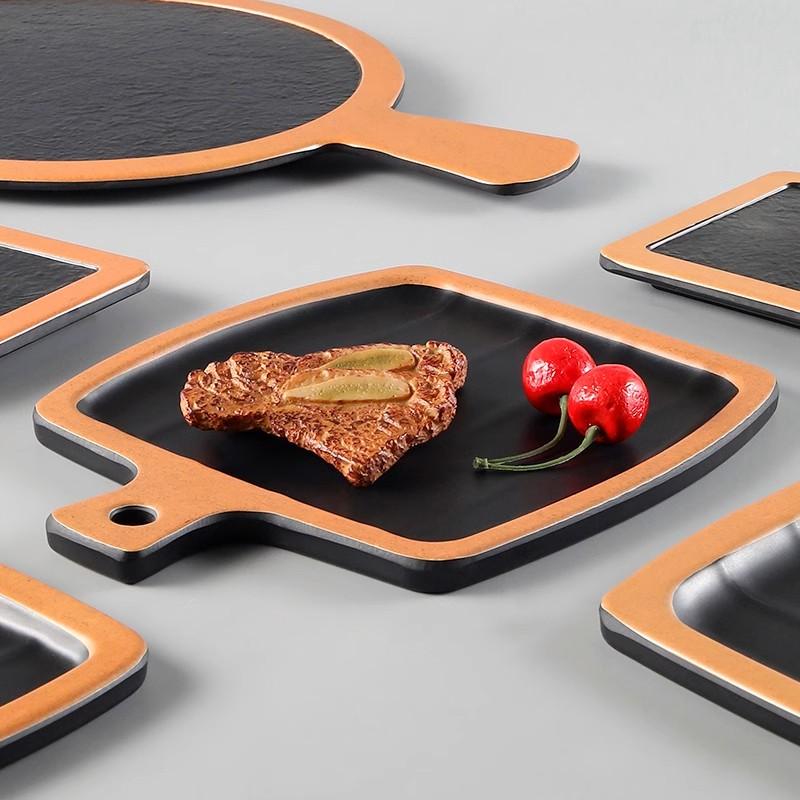 密胺日式黑色仿瓷个性塑料带手柄托盘酒店餐厅西餐盘商用披萨创意