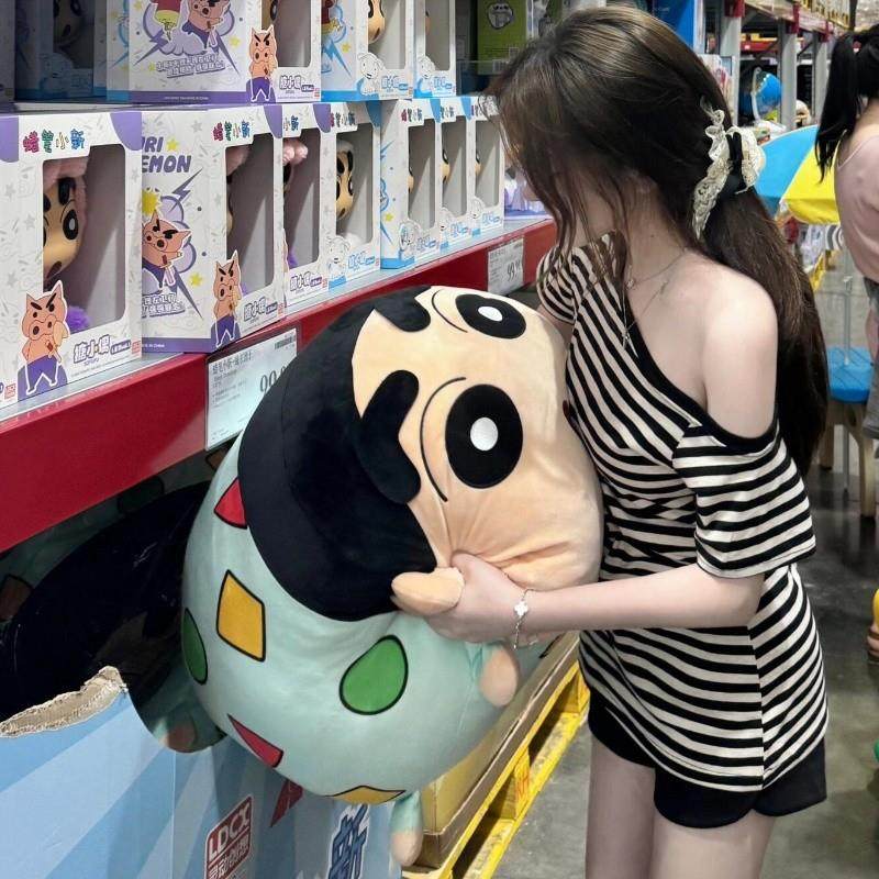 正品蜡笔小新超大玩偶抱枕公仔毛绒睡衣绵羊团团抱睡觉崔胜澈山姆,模玩/动漫/周边/娃圈三坑/桌游,动漫毛绒/抱枕/坐垫,淘宝优惠券,粉丝福利购,淘宝优惠卷