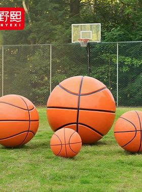 户外景观小品仿真足球雕塑体育场学校草坪装饰摆件玻璃钢篮球模型
