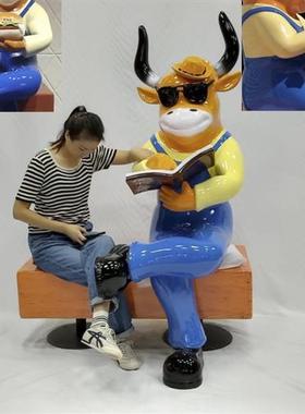 卡通雕塑看书牛汉堡牛玻璃钢大型摆件商场牛肉火锅店门口引流装饰
