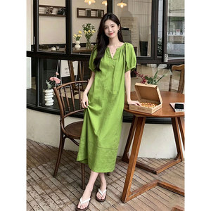 绿色V领连衣裙女2026夏季新款中长款泡泡袖简约气质裙大码连衣裙