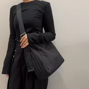 男女水桶包褶皱腋下包托特包新款简约质感包包百搭通勤大容量挎包
