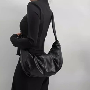 百搭潮流小众慵懒风软皮牛角包女褶皱饺子包大容量通勤单肩斜挎包