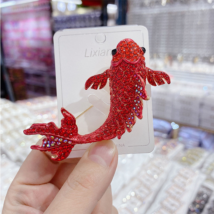 Brooch流行锦鲤胸针女别针本命年新的贺岁礼物胸花大气吉祥福鱼