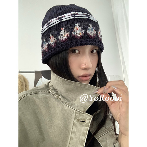 普鲁士蓝几何提花自然卷边毛线帽