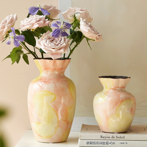 法式创意设计粉黄油画风花瓶