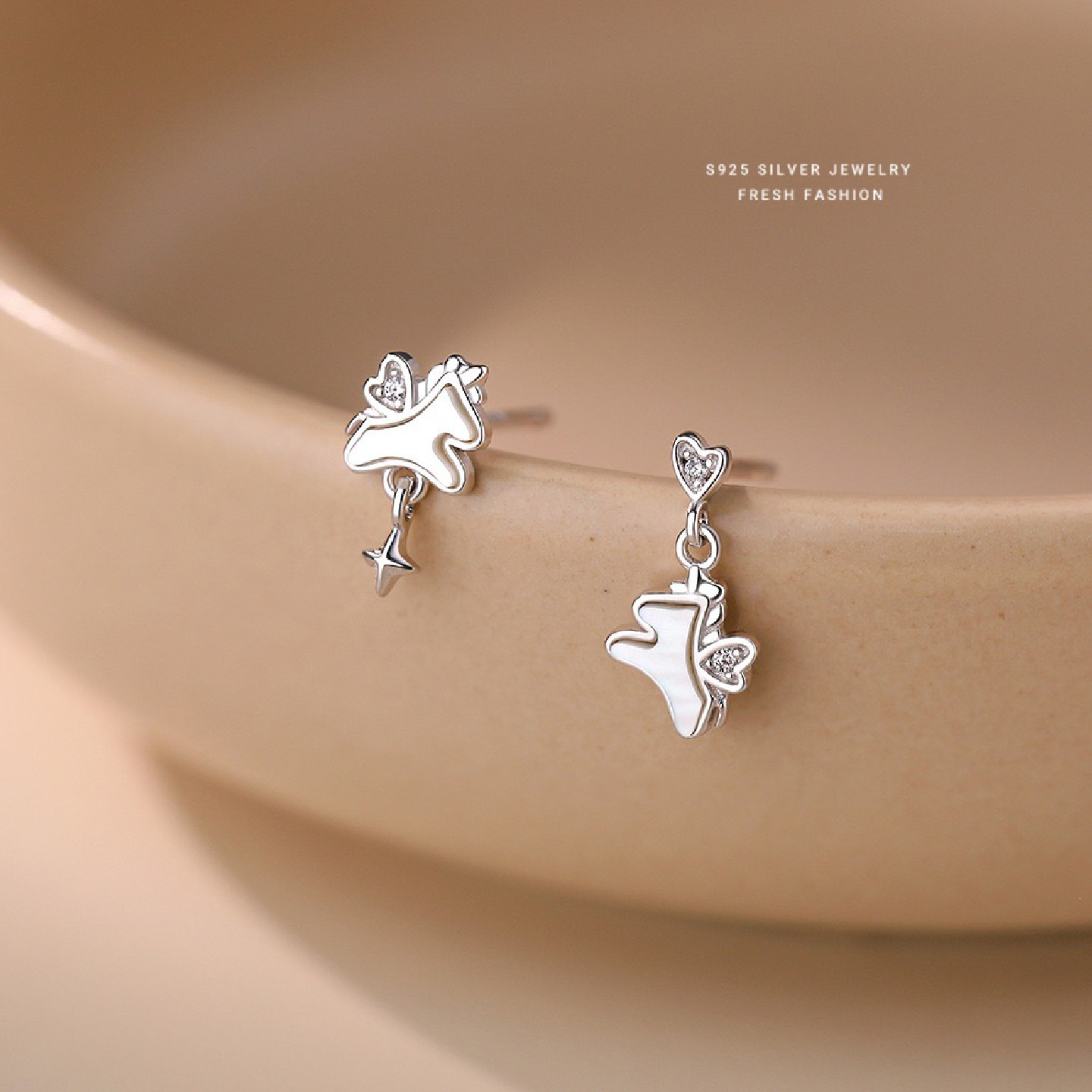 S925纯银梦幻生肖马耳钉女时尚小众设计感气质白贝小马耳骨钉