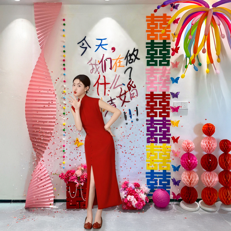 晨袍拍照布置粉色多巴胺喜字拍照
