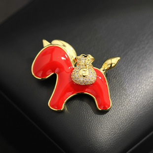 福马鸿运红色镶石钱袋小红马胸针新年礼物伴手礼别针配饰防走光扣