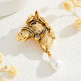 小众设计马到成功生肖马首胸针复古高级感防走光镶锆水滴珍珠别针