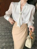 轻熟气质通勤别致衬衣 法式 设计感珍珠扣飘带缎面V领衬衫 女秋季