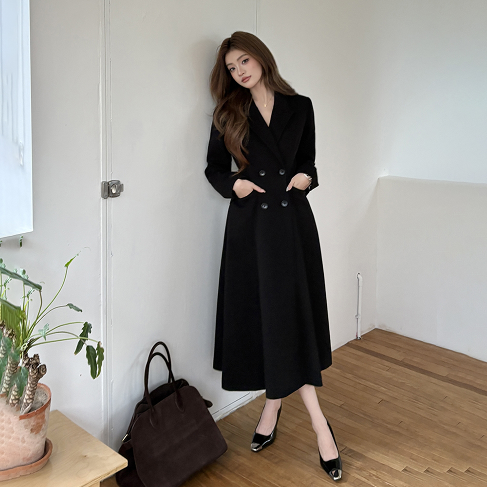 实拍2025秋冬新款赫本风衣连衣裙外套女高级感收腰长款气质大衣潮