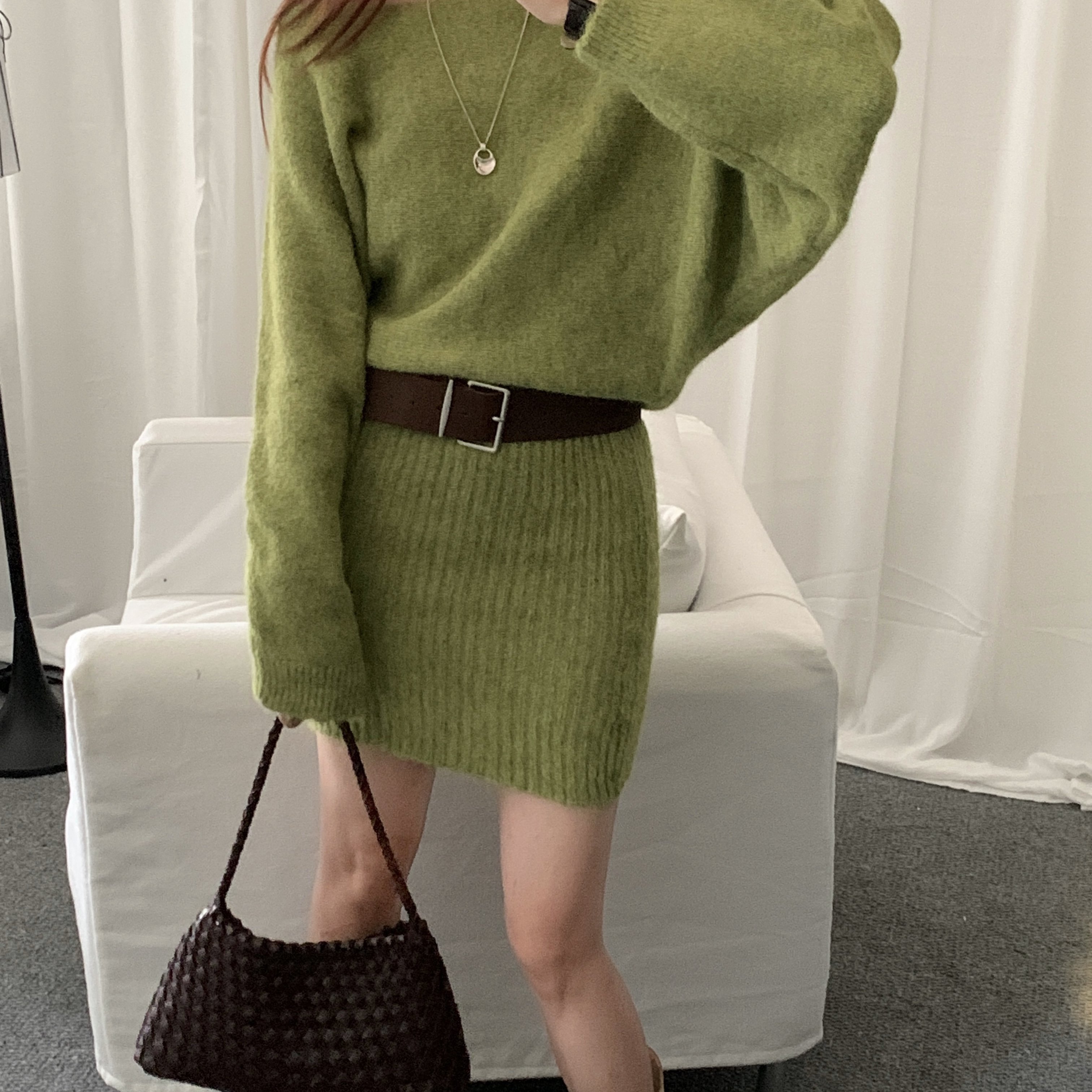 大码 韩系氛围感绿色斜肩长袖连衣裙秋季辣妹收腰短裙针织包臀裙