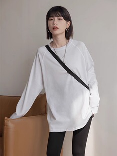 白色长袖t恤女春秋宽松中长款遮屁股内搭打底衫鲨鱼裤搭配的上衣