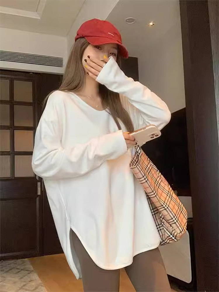 磨毛加绒打底衫女秋冬白色内搭中长款叠穿V领t恤搭配鲨鱼裤的上衣