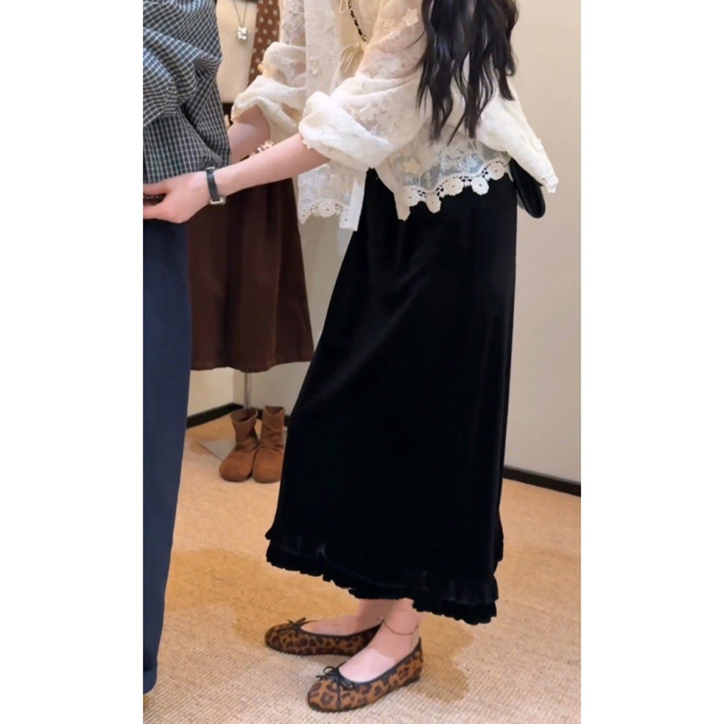 黑色木耳边丝绒半身裙女秋冬高腰显瘦直筒裙加绒加厚中长款包臀裙