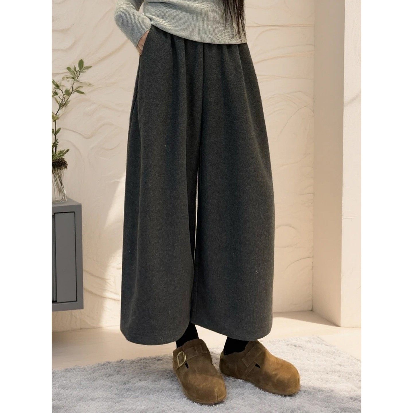 深灰色毛呢阔腿裤女秋冬新款梨型身材显瘦宽松高腰九分加绒西装裤
