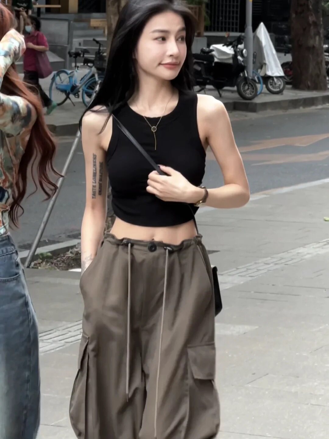 带胸垫黑色工字吊带背心女内搭打底衫美式运动风短款露脐挂脖上衣