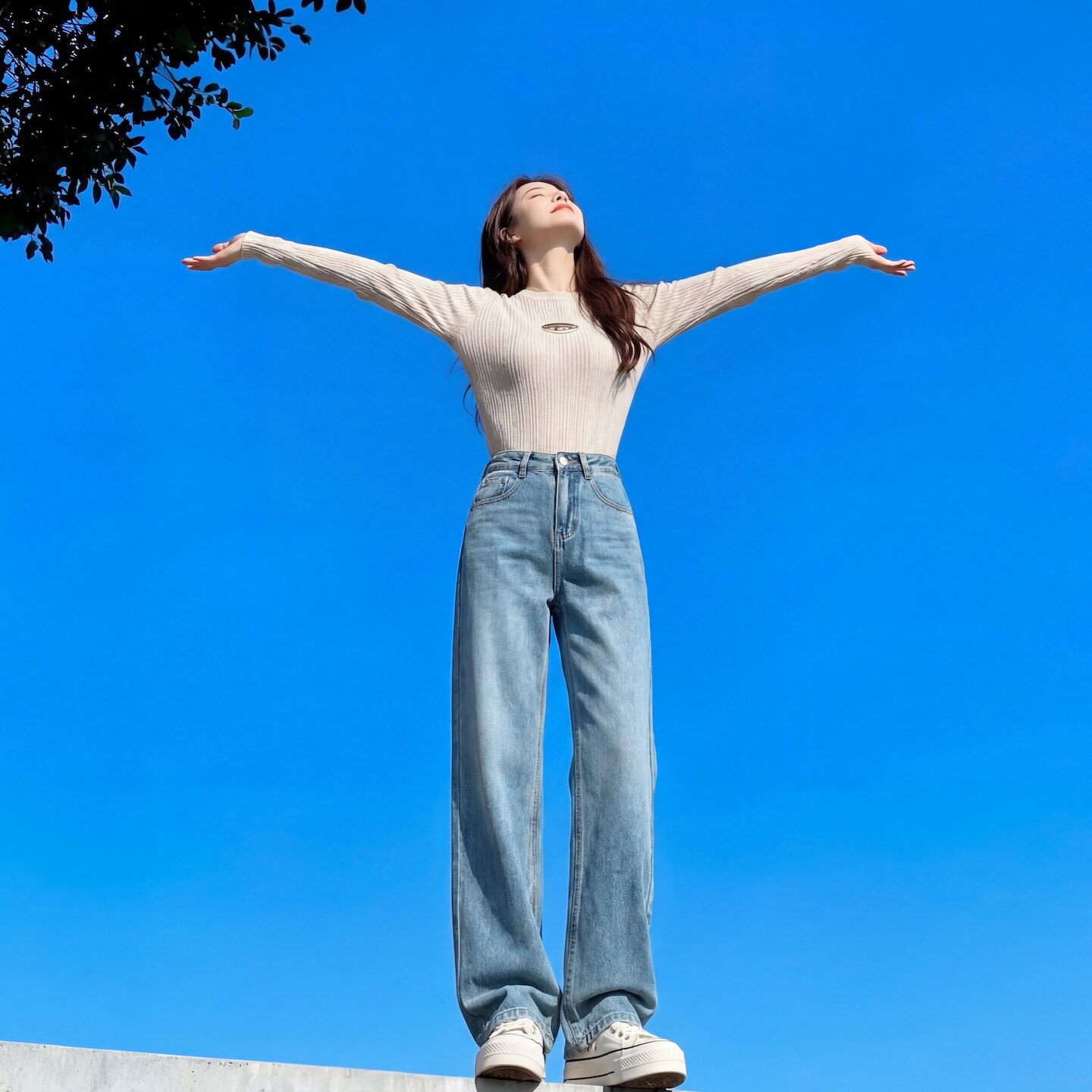 巨好看浅蓝色直筒牛仔裤女春秋爆款高腰梨形身材显瘦窄版阔腿裤