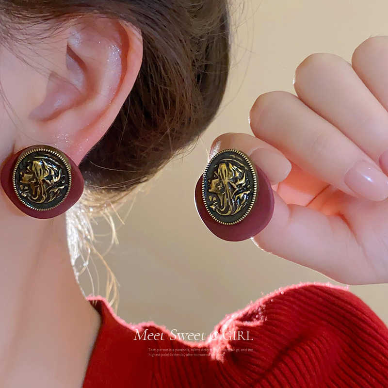 红色圆形复古人像耳钉轻奢高级感气质耳环2025新款爆款秋冬耳饰女