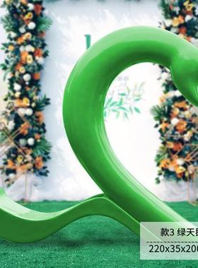 大型抽象天鹅摆件户外玻璃钢爱心形拍照道具园林景观爱情主题雕塑