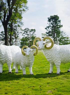 户外玻璃钢仿真山羊雕塑绵羊模型庭院饭店幼儿园草坪动物装饰摆件