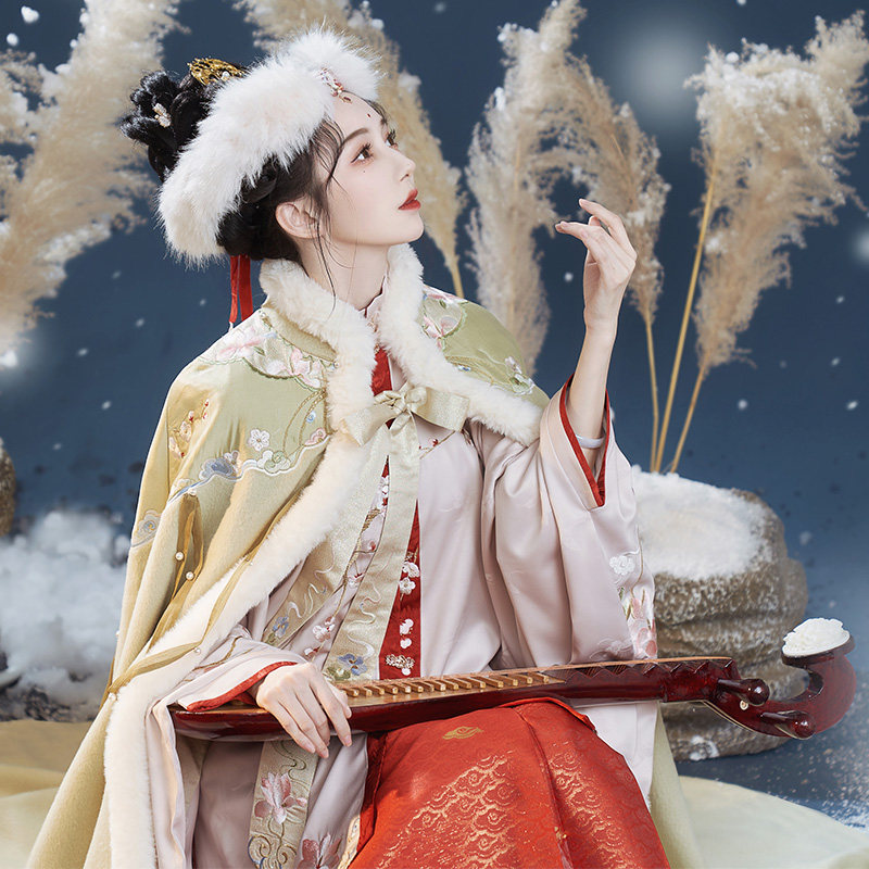 钟灵记卷云舒:卧兔儿对襟立领琵琶袖马面斗篷手捂女汉服绣花秋冬