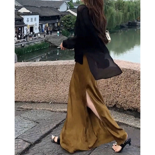金色缎面褶皱纹理感中长版冰丝裙子薄款飘逸开叉休闲鱼尾半身裙女