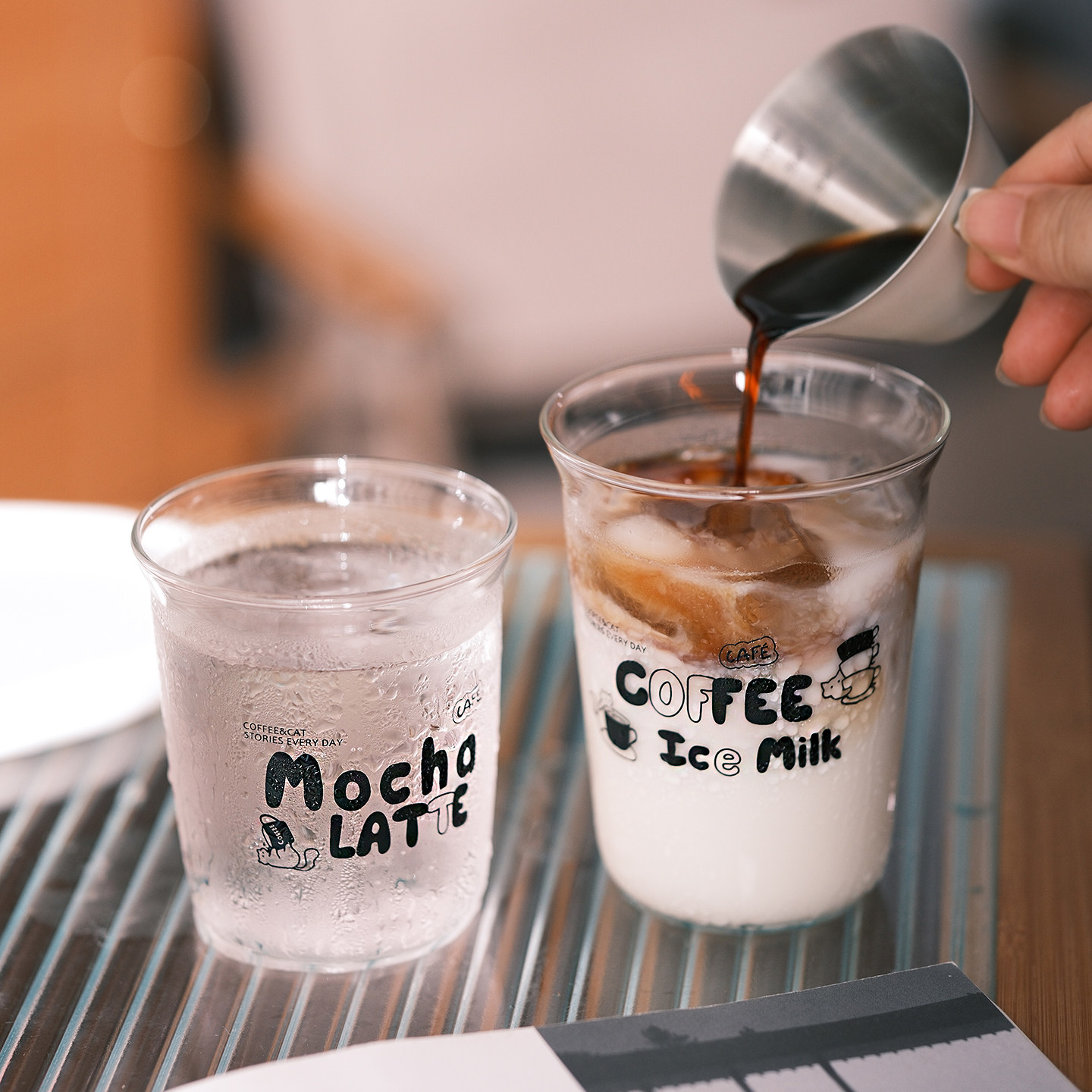 原创简笔画小猫Mocha玻璃咖啡杯图片