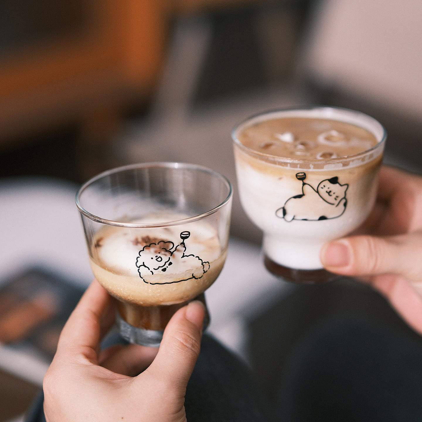 原创简笔画举杯小狗玻璃杯咖啡杯