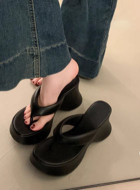 MK&DK香港真皮坡跟人字拖女2025年新款夏季厚底高跟夹脚松糕凉拖