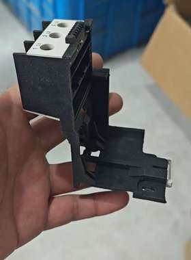 议价：热继电器底座。黑色外壳，白色接线孔，标有