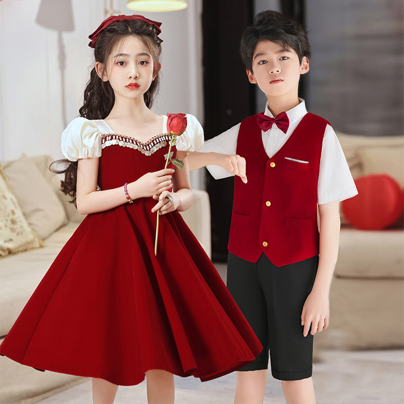儿童合唱演出服中小学生朗