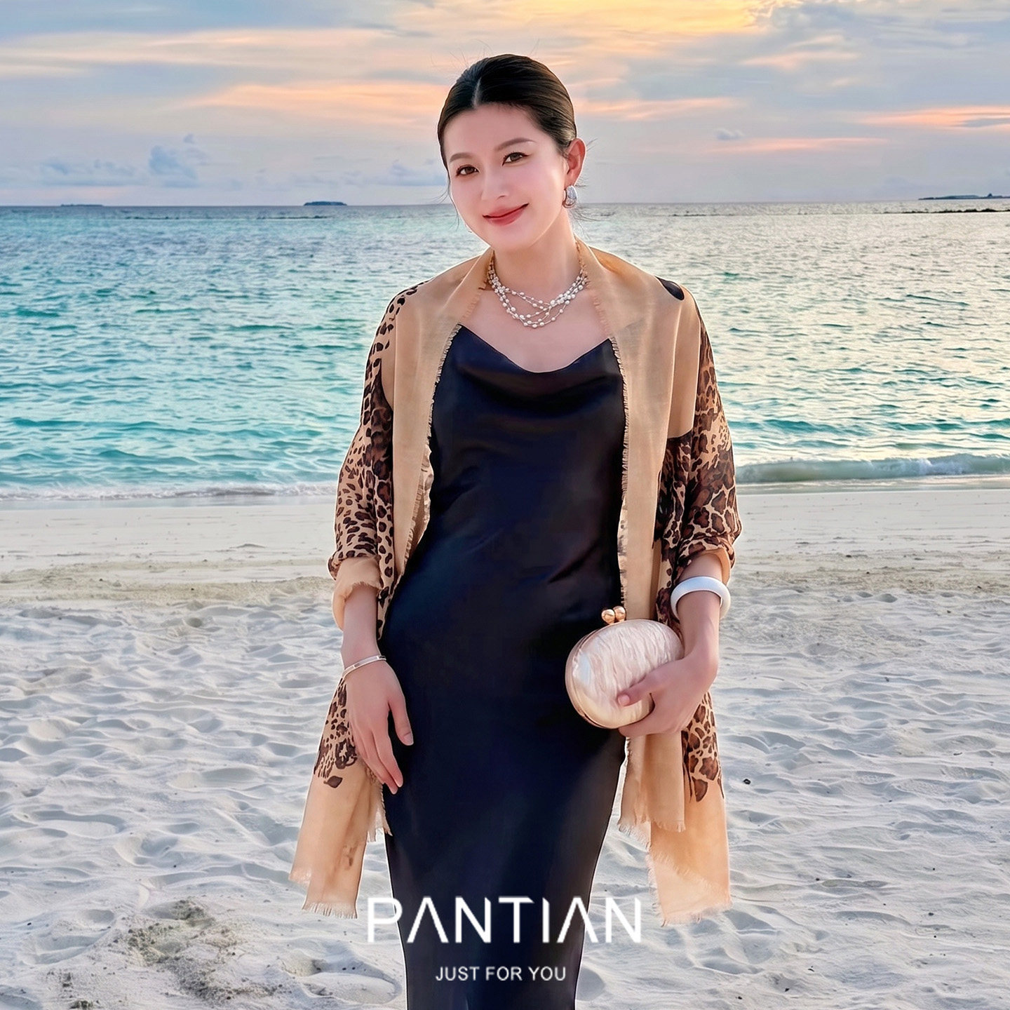 海边旅游沙滩防晒披肩女外搭2026新款夏季薄款围巾豹纹大丝巾披风