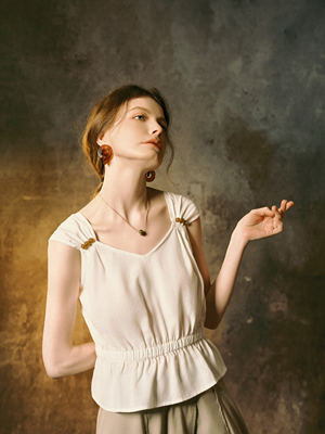 INGE竹节砂洗天丝贝壳袖珠饰上衣