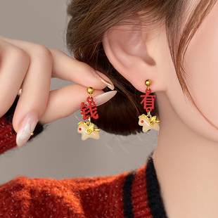 马上有钱小马生肖耳夹适合冬天的耳环2026新款爆款高级感耳钉女