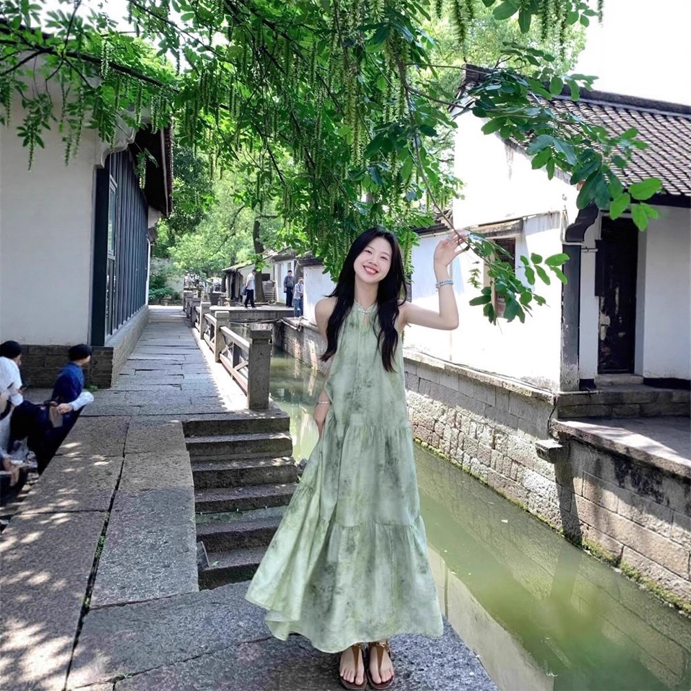 新中式女装无袖挂脖连衣裙子夏季清冷松弛感穿搭吊带绿色碎花长裙