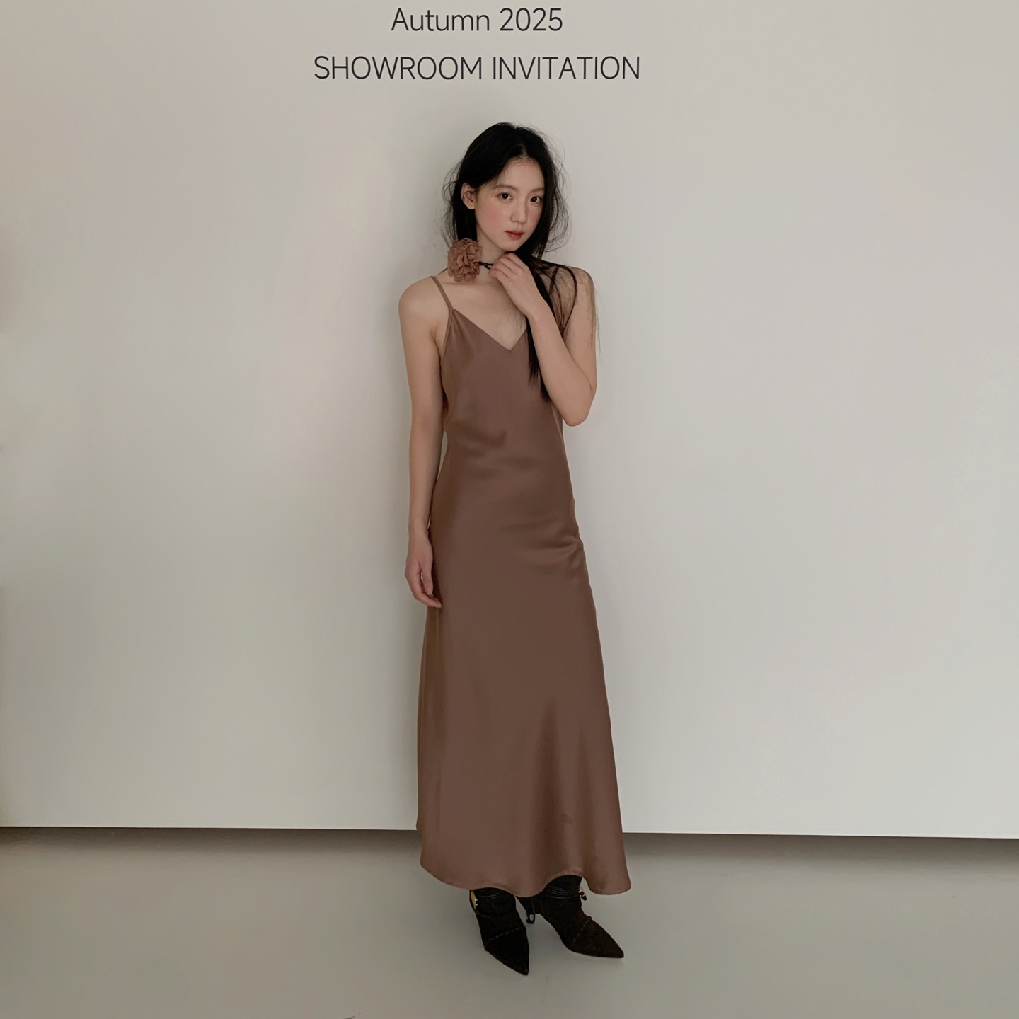 夏安若诠释美 NEWOPEN 25秋轻熟风优雅气质v领缎面修身吊带连衣裙